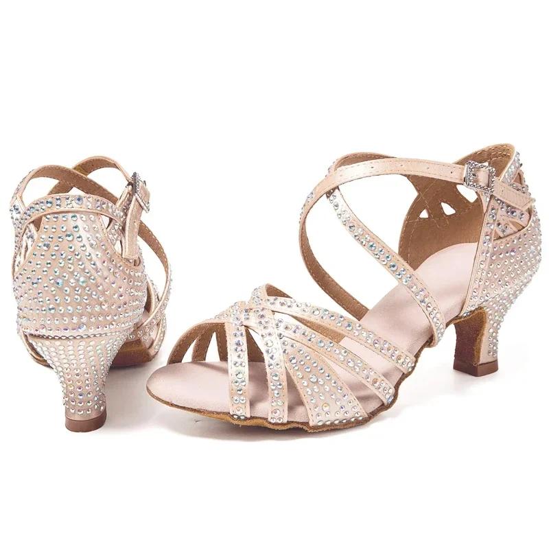 Les nouvelles chaussures de danse latine incrustées de diamants sont juste les semelles souples des 