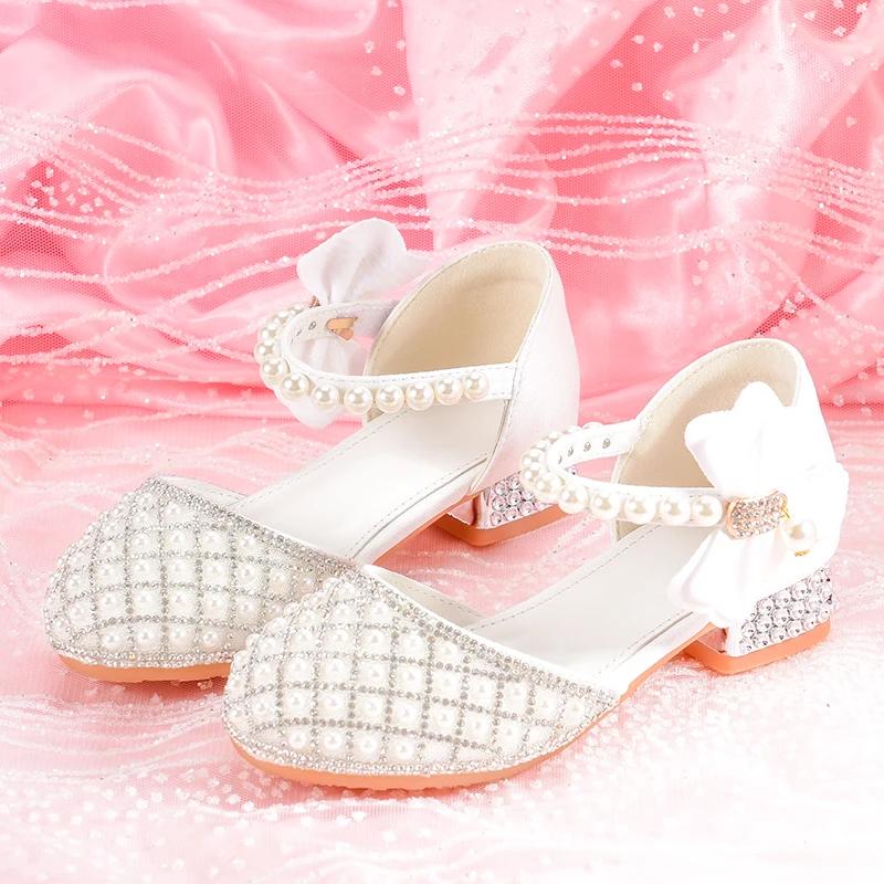 Les talons hauts pour les filles font un design de bandeau, parfaits pour les mariages et les occasi