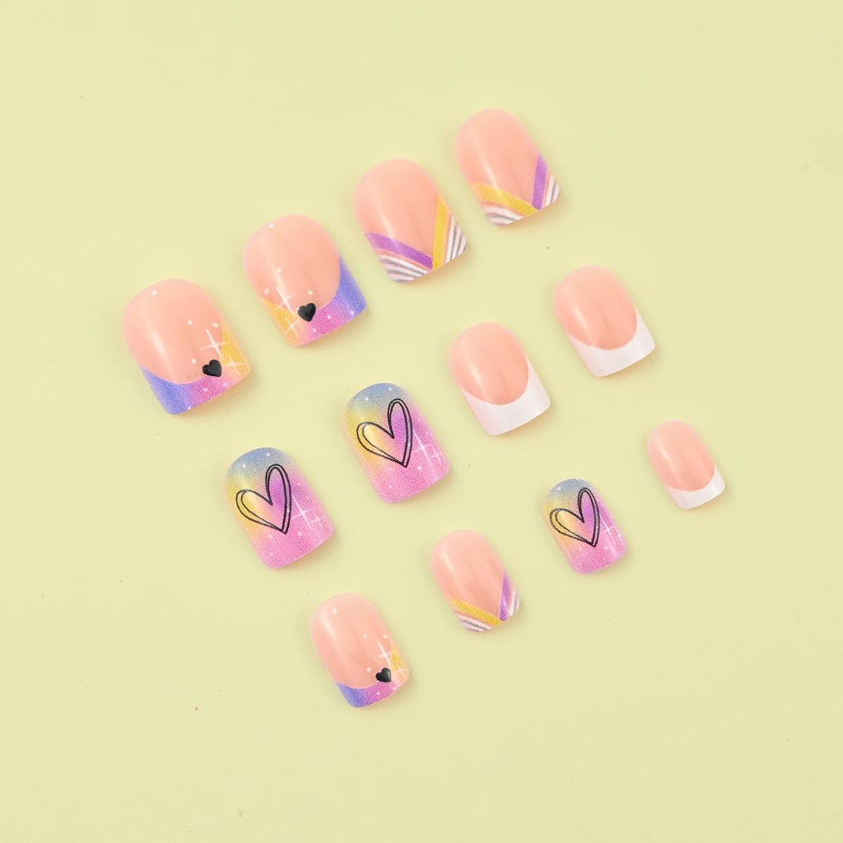 24 morceaux de faux ongles carrés courts, avec un cœur dégradé teint en halo et un design français c