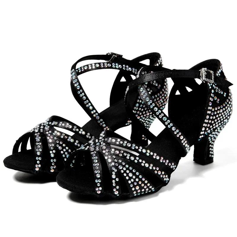 Les nouvelles chaussures de danse latine incrustées de diamants sont juste les semelles souples des 