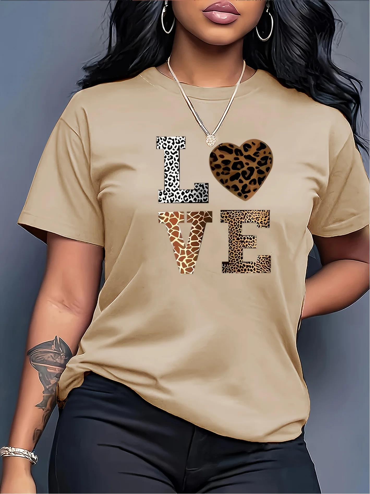 T-shirt décontracté à col rond et manches courtes, motif cœur léopard blanc « Love »