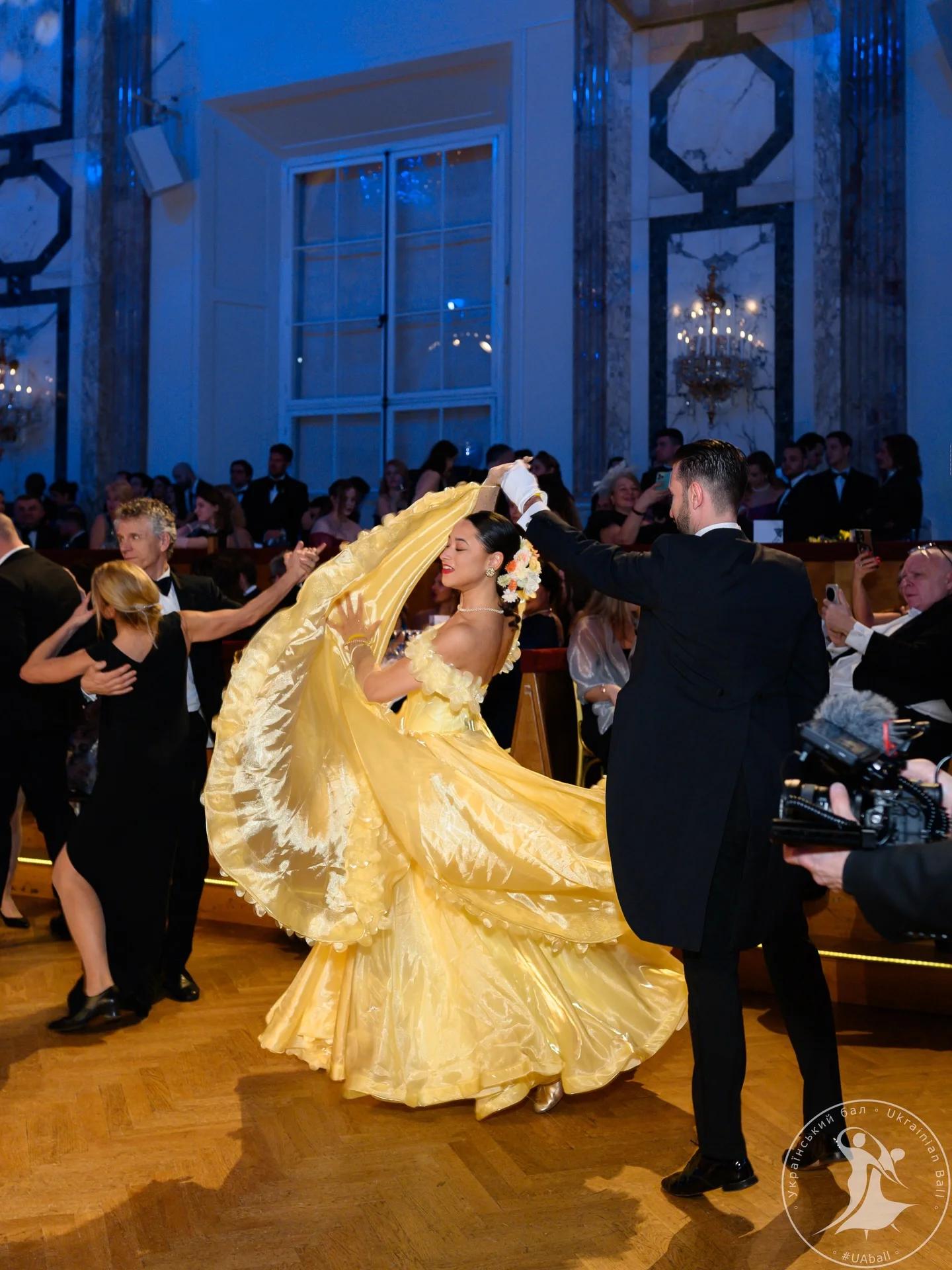 Robe de soirée en satin à épaules dénudées, avec jolie maille florale, longue jusqu'au sol, pour bal
