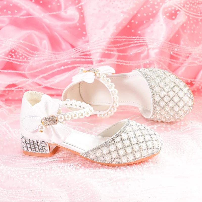 Les talons hauts pour les filles font un design de bandeau, parfaits pour les mariages et les occasi
