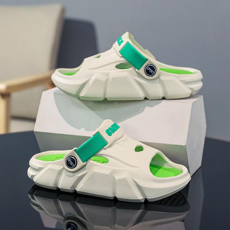 Une paire de chaussons d'été à bout ouvert pour enfants, chaussures de plage douces, confortables et