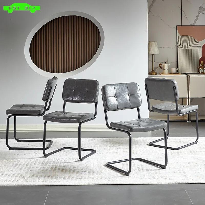 Chaise de salle à manger en cuir PU, gris clair, style simple moderne, tuyau en métal noir, meubles