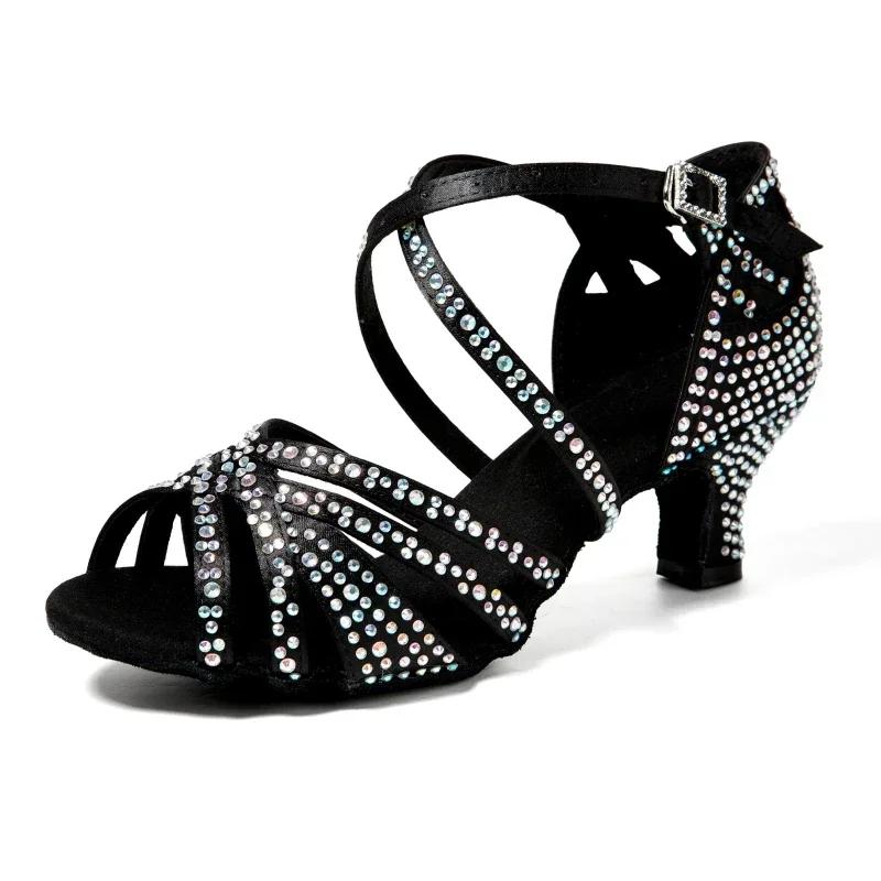 Les nouvelles chaussures de danse latine incrustées de diamants sont juste les semelles souples des 
