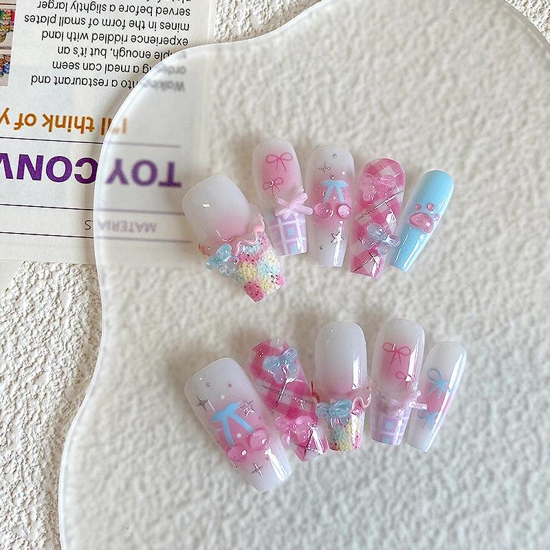Nail art en forme de cercueil fait à la main, beaux faux ongles, art d'ongle ludique rose blanc bleu