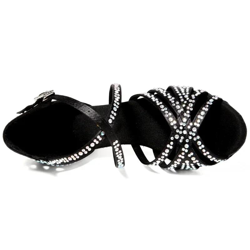 Les nouvelles chaussures de danse latine incrustées de diamants sont juste les semelles souples des 