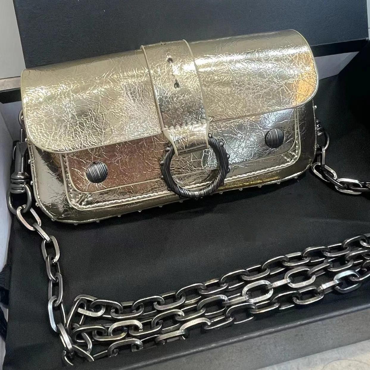 Un design français classique avec des rivets circulaires, un mini sac de poitrine simple et polyvale