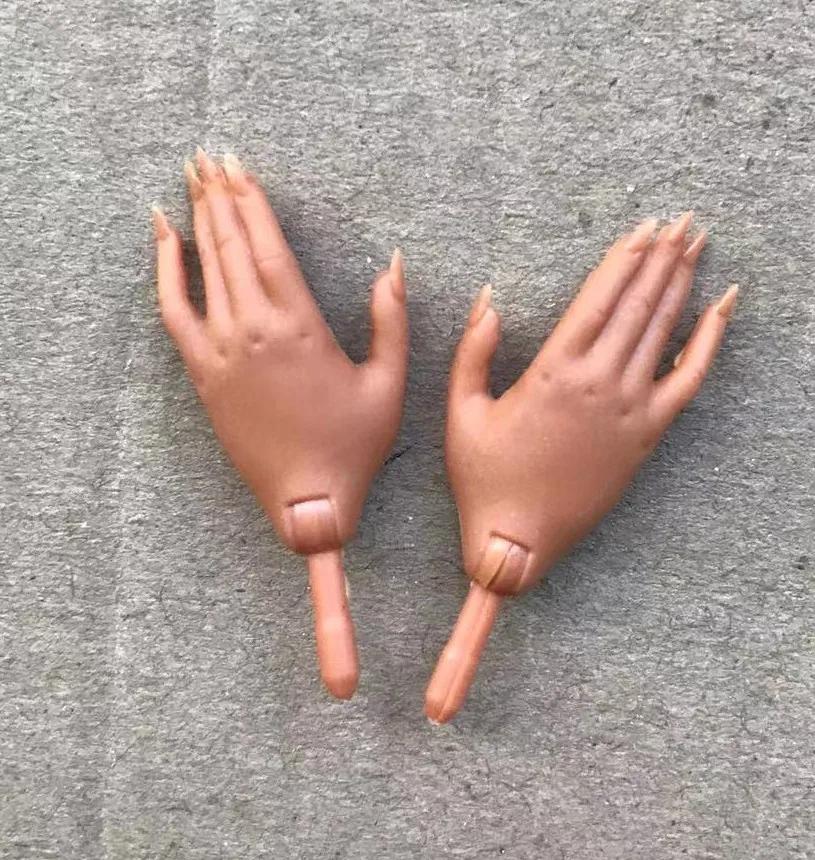 Chaussures originales pour mains de poupée
