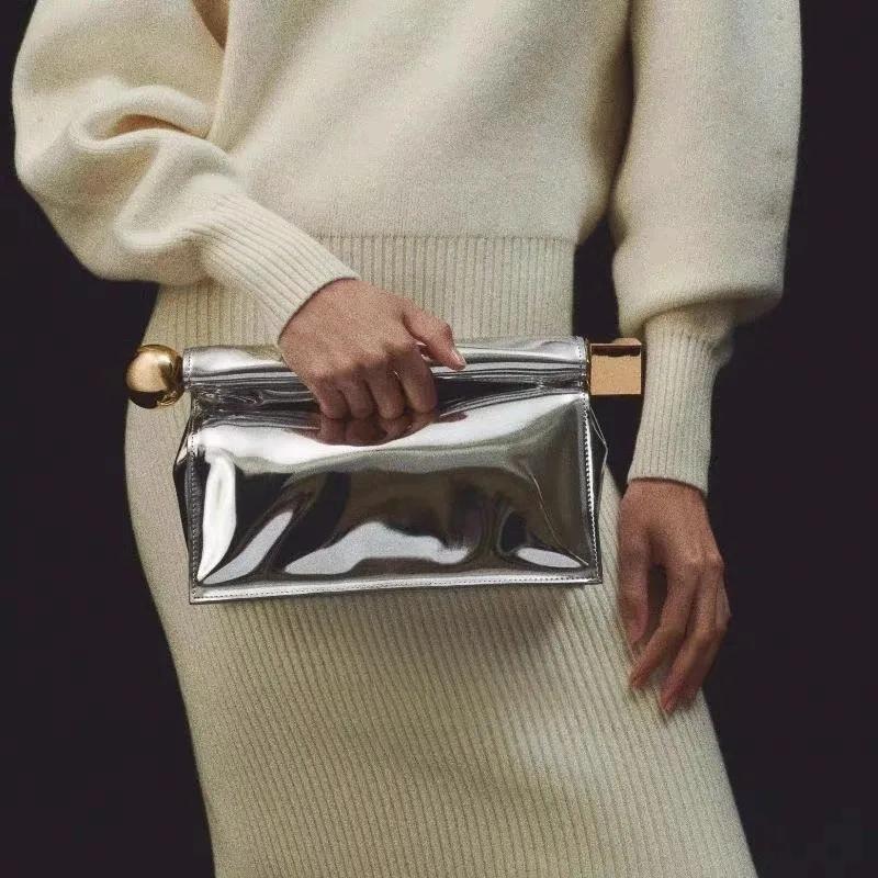 Un nouveau sac d'embrayage enroulé de luxe