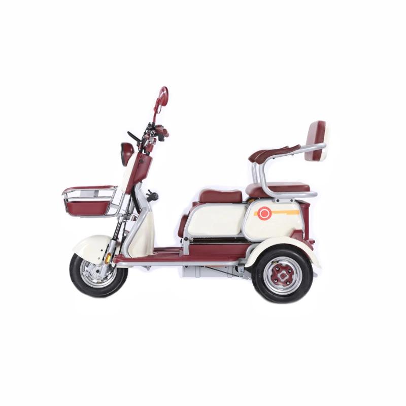 Le tricycle électrique à trois roues est un véhicule polyvalent sans barrière pour les loisirs et les déplacements avec un corps ouvert