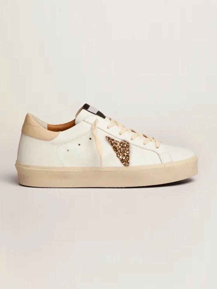 Baskets streetwear délavées, contraste de couleurs audacieux, look urbain
