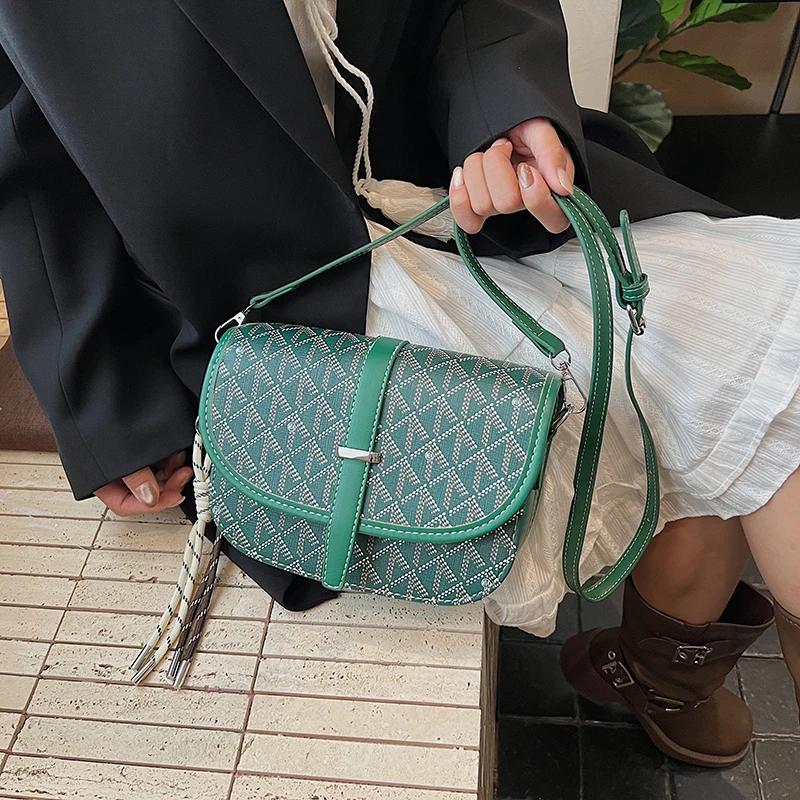 Sac seau élégant en Faux cuir pour femmes, fermeture à cordon avec détail de pompon, taille compacte