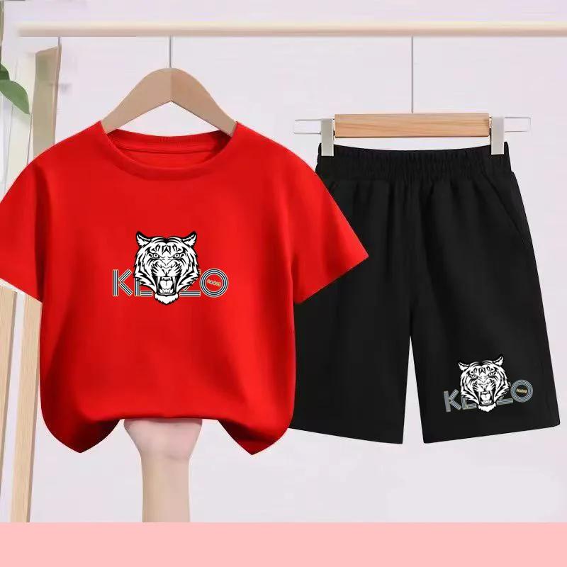 T-shirts d'été noirs et blancs pour enfants, associés à des tenues de sport respirantes et à séchage