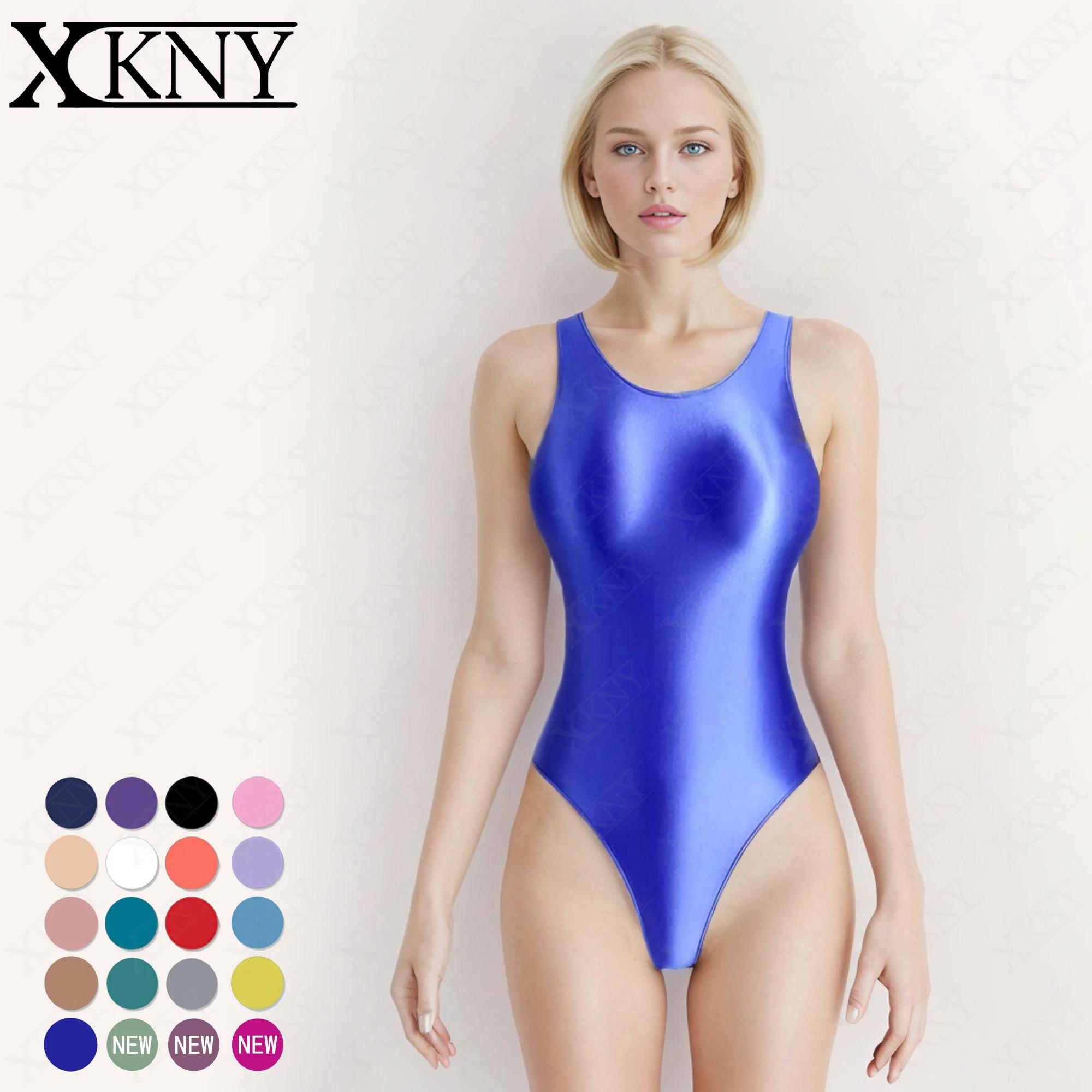 XClocKNYoung Combinaison de bain une pièce en satin brillant, soyeuse, à coupe haute, avec décolleté