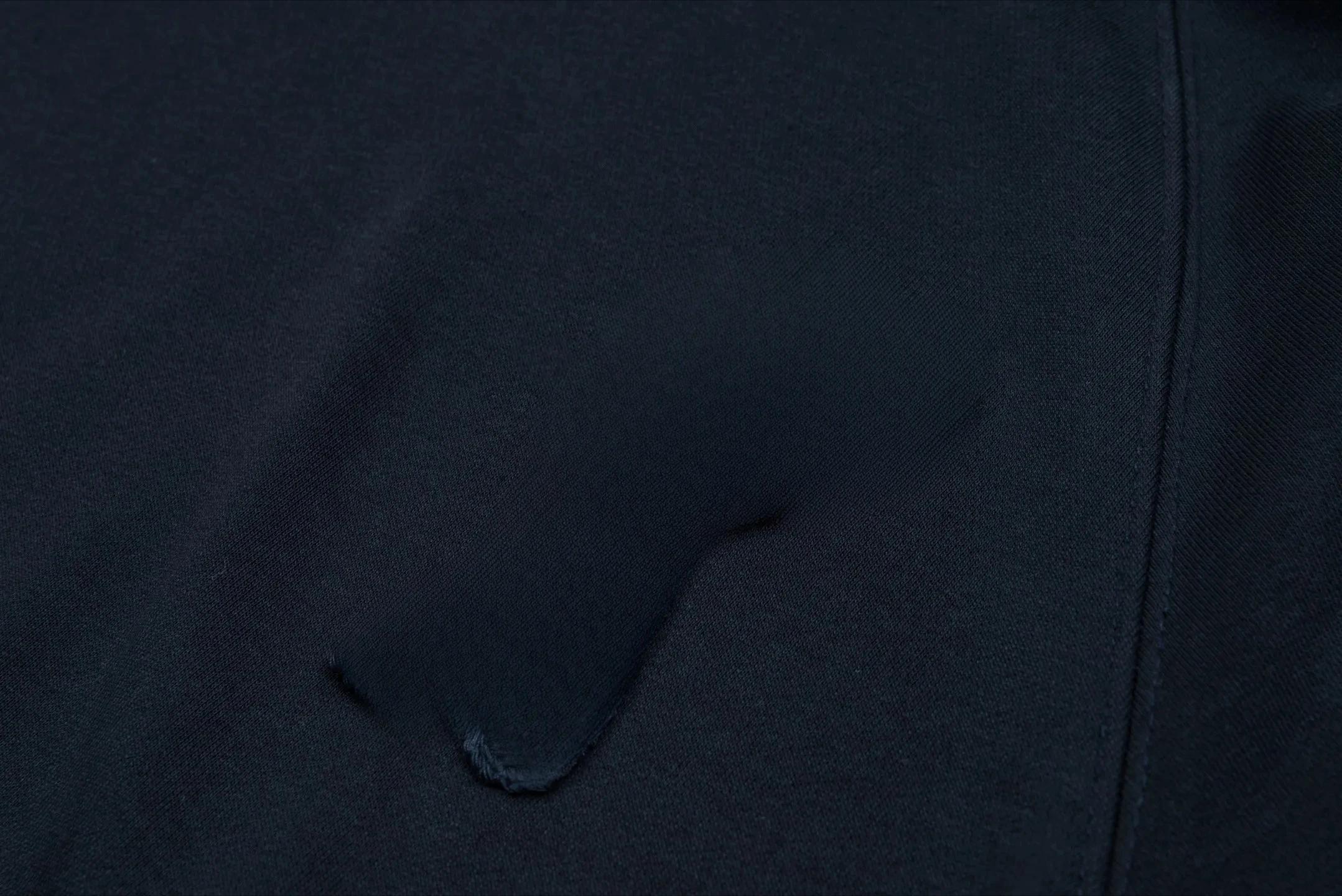 Les Français adorent les sweats à capuche brodés pour hommes et femmes. Les couples décontractés et