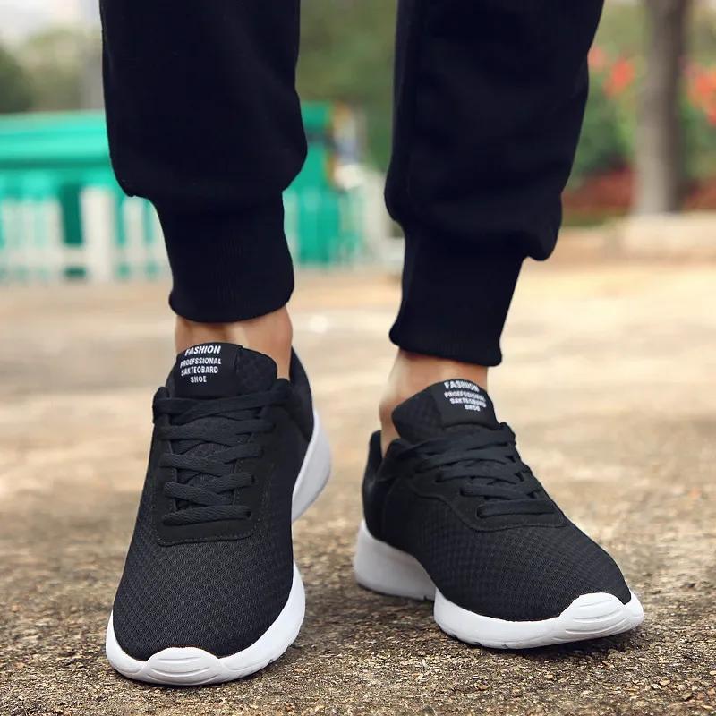 2025 Les chaussures de marche noires pour hommes sont légères, respirantes, antidérapantes, chaussur
