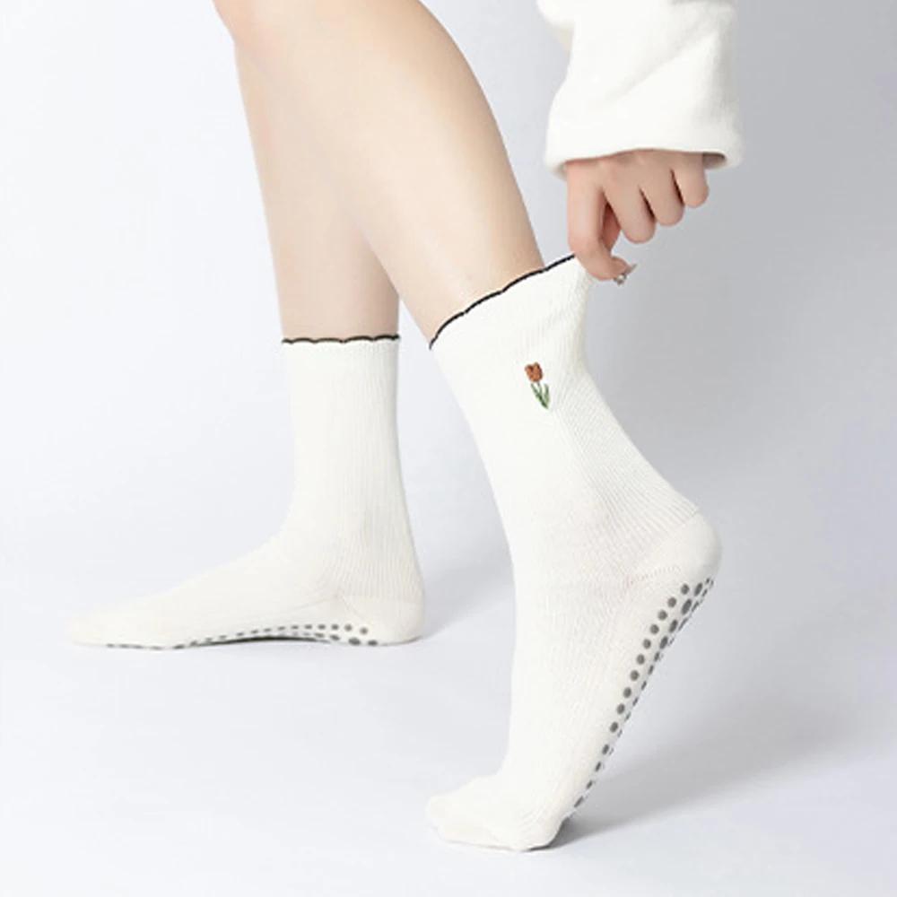 Chaussettes de Yoga et Pilates brodées de fleurs pour femmes, chaussettes de sport de sol antidérapa