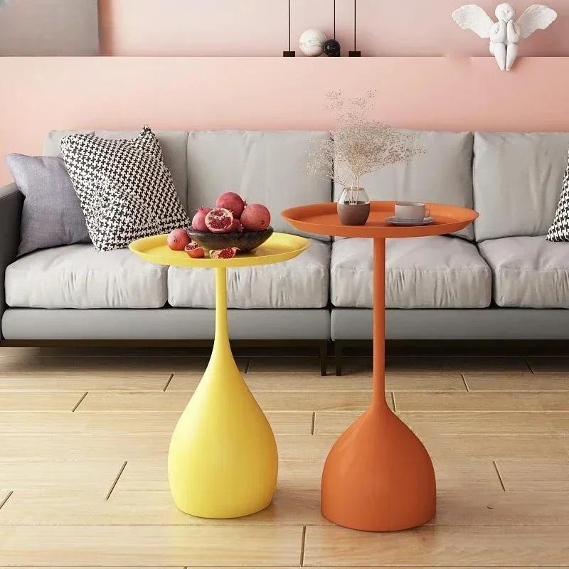 Table d'appoint élégante en métal, design moderne pour salon et chambre à coucher, fonctionnelle com