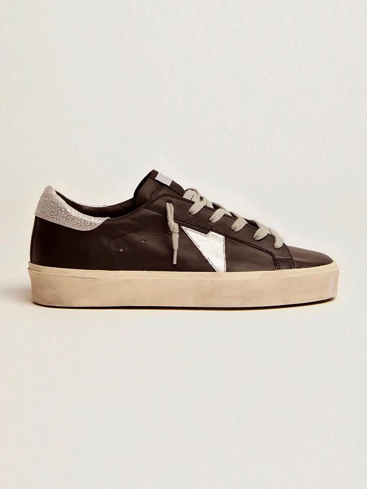 Baskets streetwear délavées, contraste de couleurs audacieux, look urbain