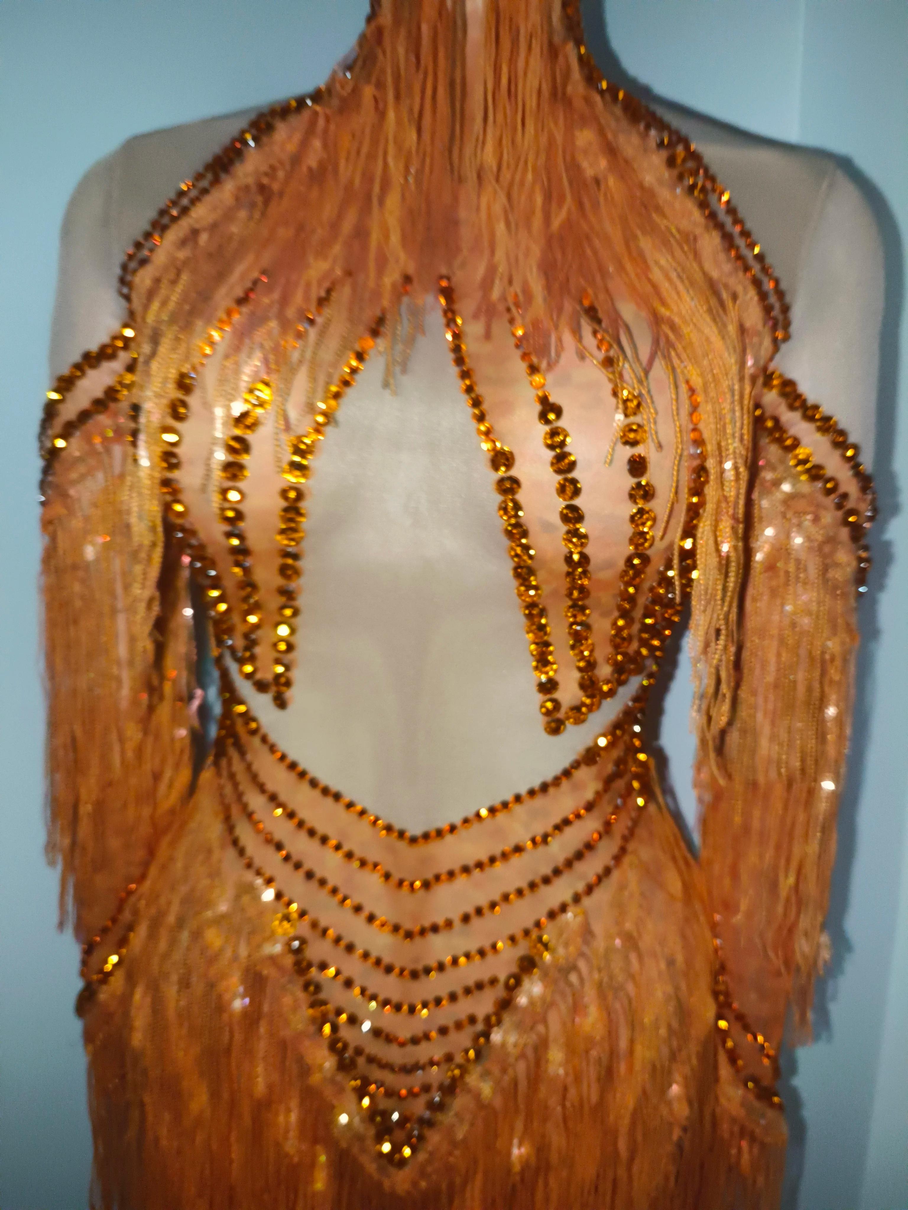 Robe transparente en maille à manches longues avec pompons orange et diamants scintillants pour femm