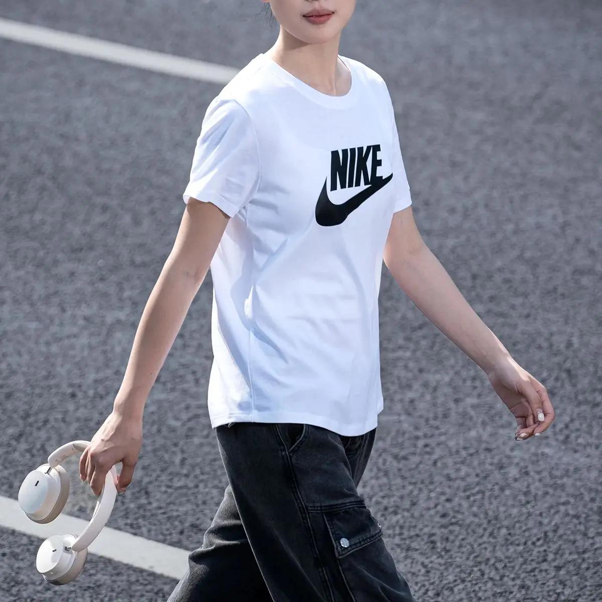 Nike T-Shirt femme Essntl Icn Ftra col rond ample manches courtes respirant décontracté demi manches