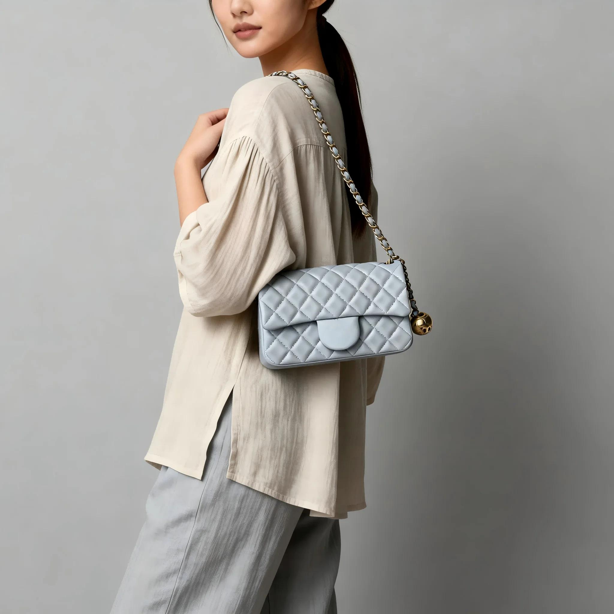 Un mini sac bandoulière matelassé bleu frais avec une chaîne dorée et un fermoir à verrou, doté d'un