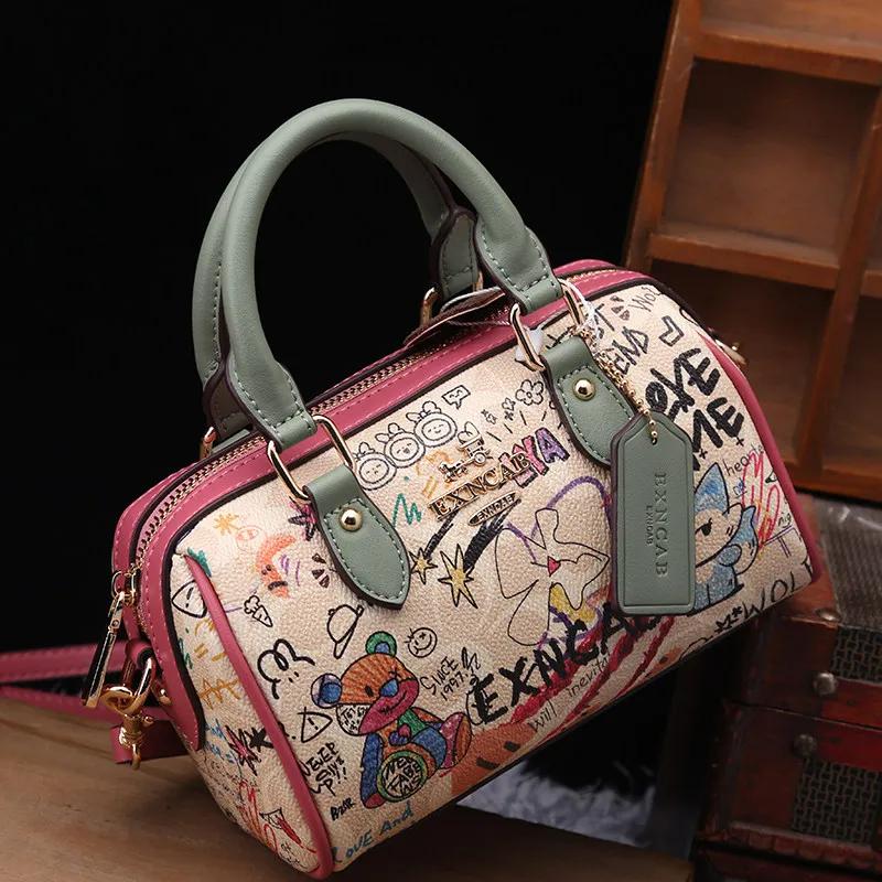 Sac Boston de luxe et vintage à porter à la main avec motifs graffiti de dessins animés tendance et