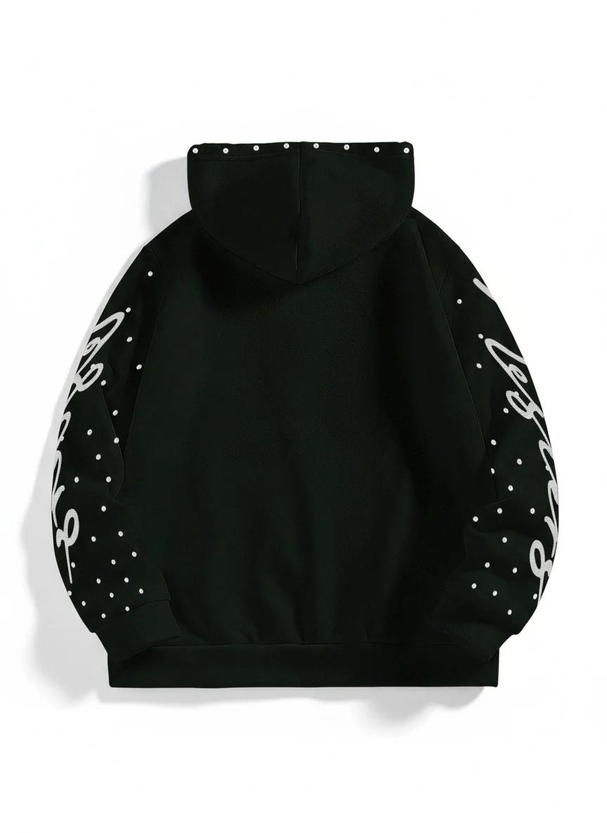 Un sweat à capuche ample avec un motif tridimensionnel de figures incrustées de diamants dans le sty