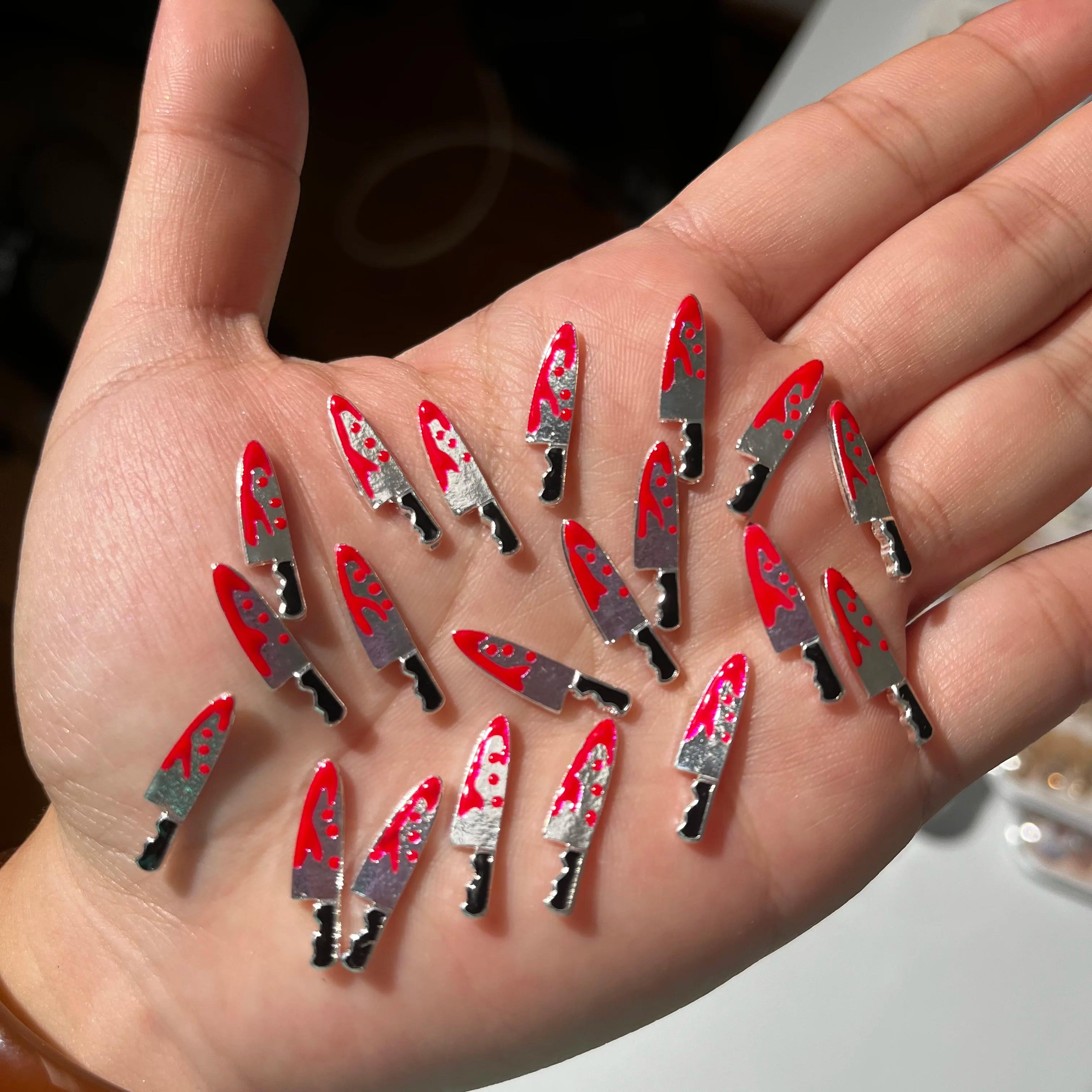 10 Pièces Faux Armes d'Halloween avec Breloques Ongles Effet Sang, Décorations Métalliques pour Ongl