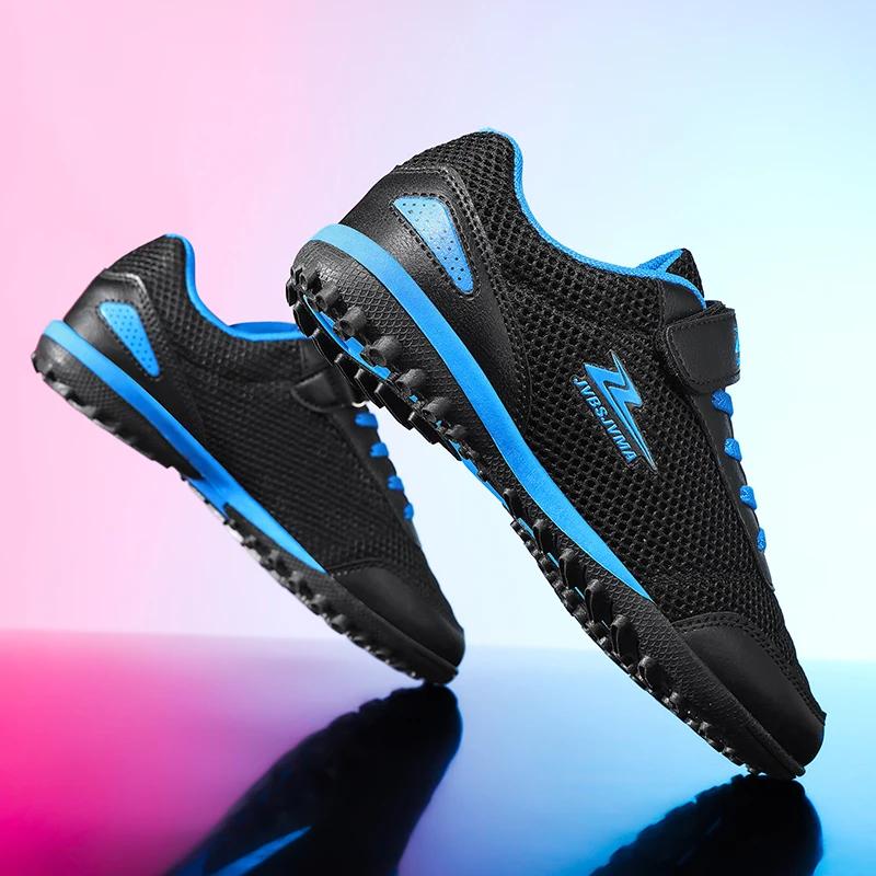 Une paire de chaussures de football professionnelles pour enfants pour les compétitions sur gazon av
