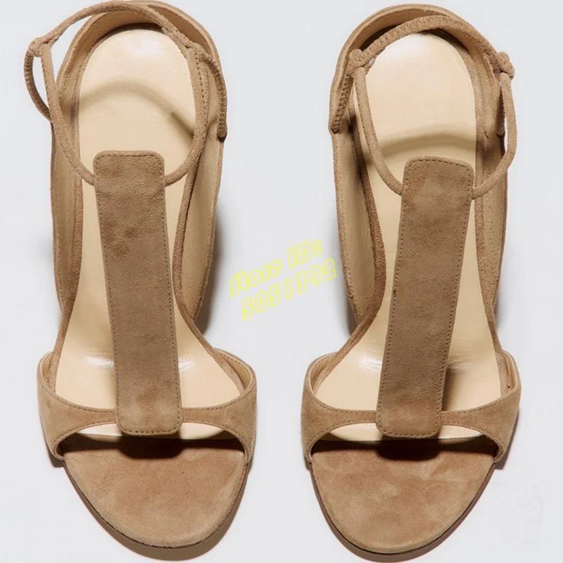 Sandales à bride en T en daim à bout ouvert, talon aiguille fin, style défilé, collection été 2026,