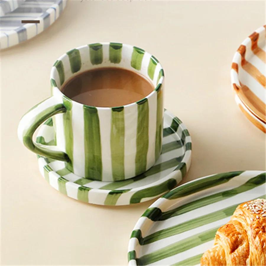 Ensemble de tasses et assiettes dessinées à la main à rayures minimalistes, tasse à café au lait en