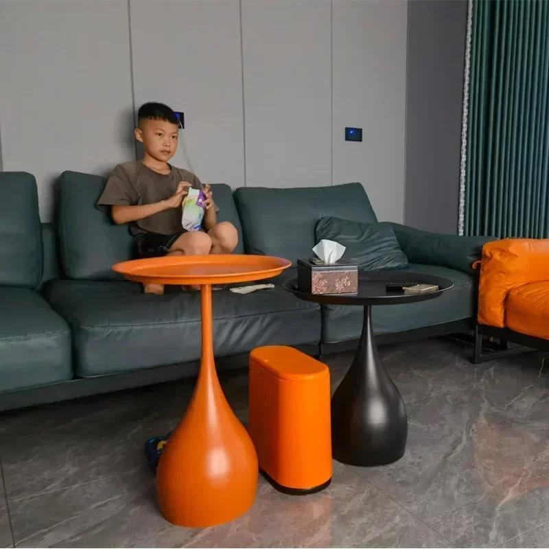 Table d'appoint élégante en métal, design moderne pour salon et chambre à coucher, fonctionnelle com