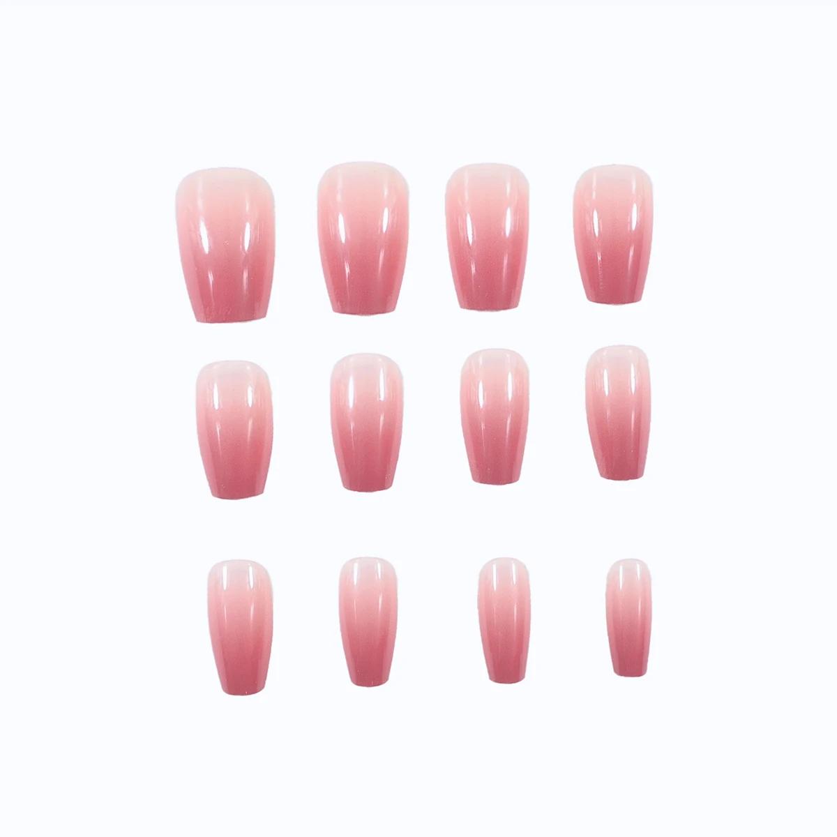 Un ensemble complet de 24 faux ongles moyens en forme de cercueil avec un design dégradé pêche, comp