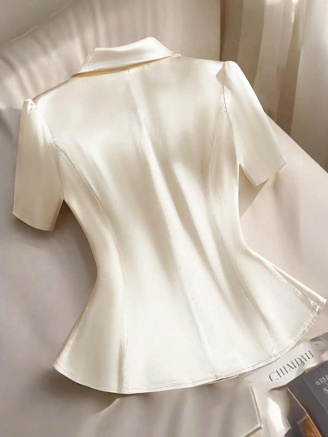 Blazer chic en satin blanc à volants, col à revers, manches courtes, boutons nœud dorés – Polyvalent