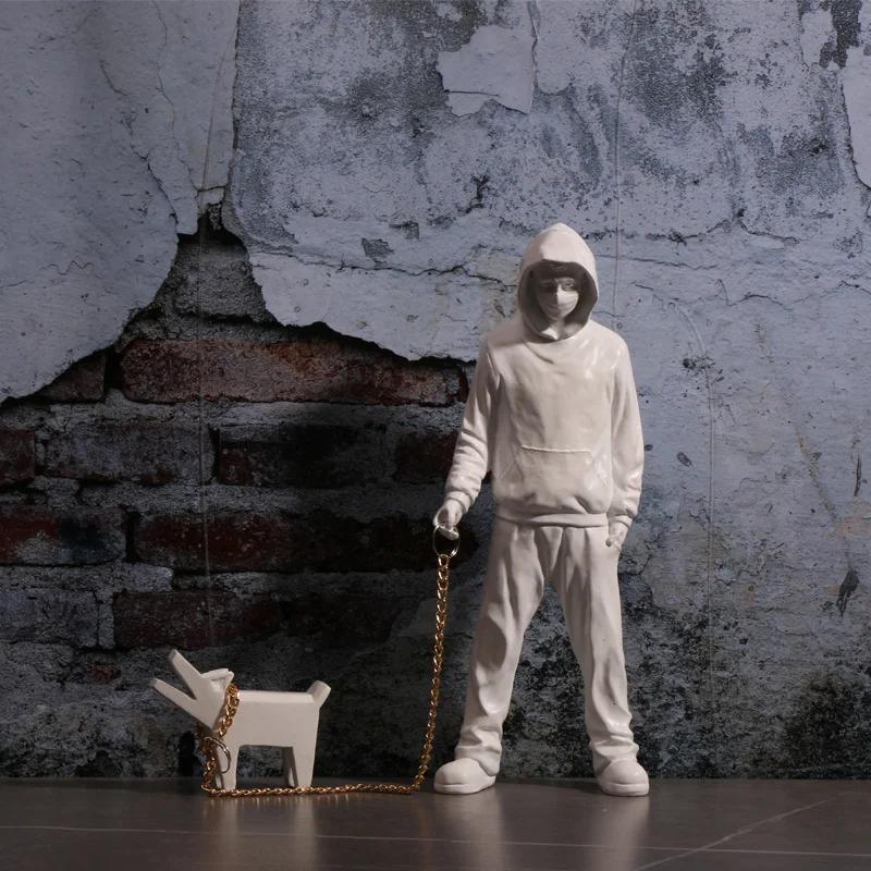 Banksy un homme tendance jouant avec des chiens, jouets de mode blancs, sculptures artistiques et or