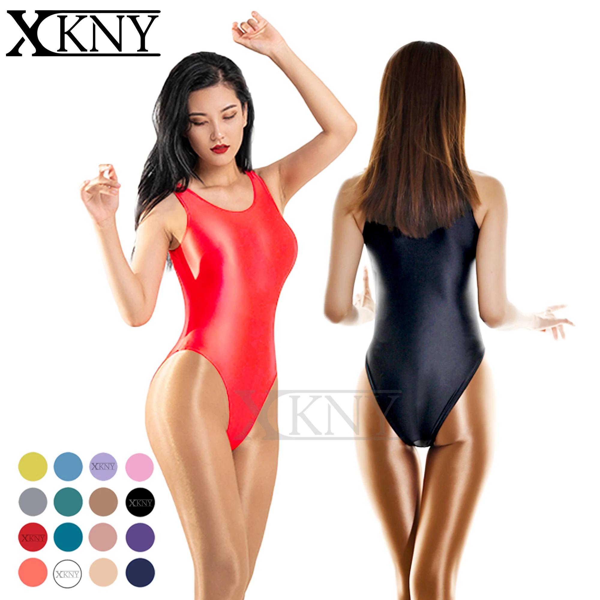 XClocKNYoung Combinaison de bain une pièce en satin brillant, soyeuse, à coupe haute, avec décolleté
