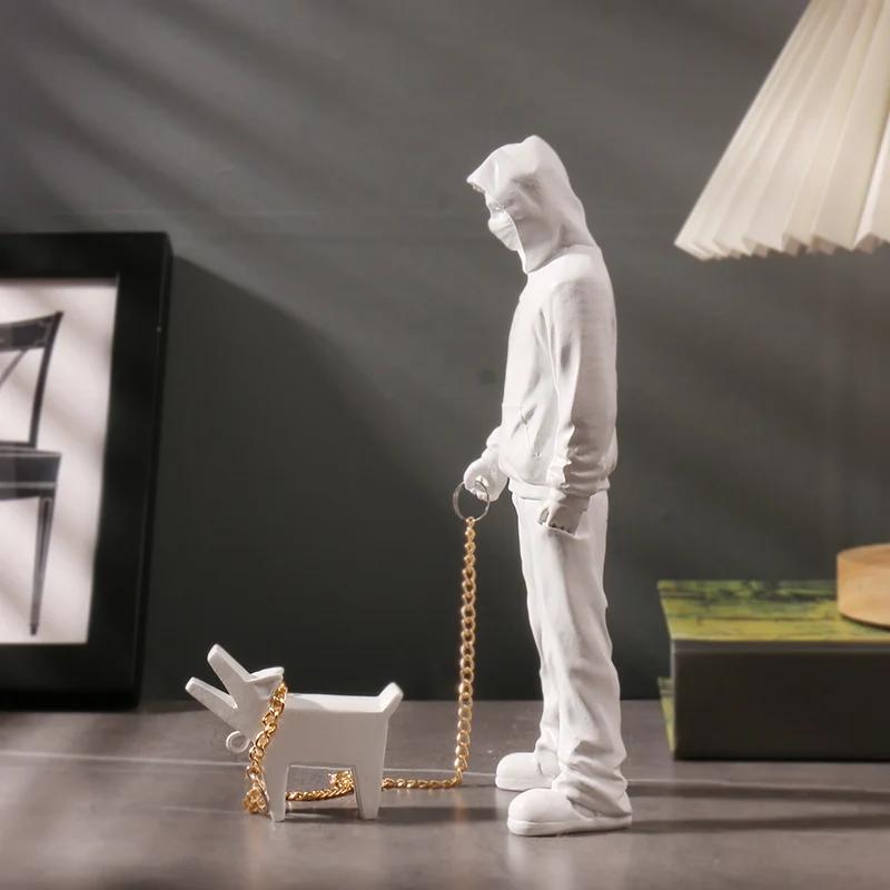 Banksy un homme tendance jouant avec des chiens, jouets de mode blancs, sculptures artistiques et or