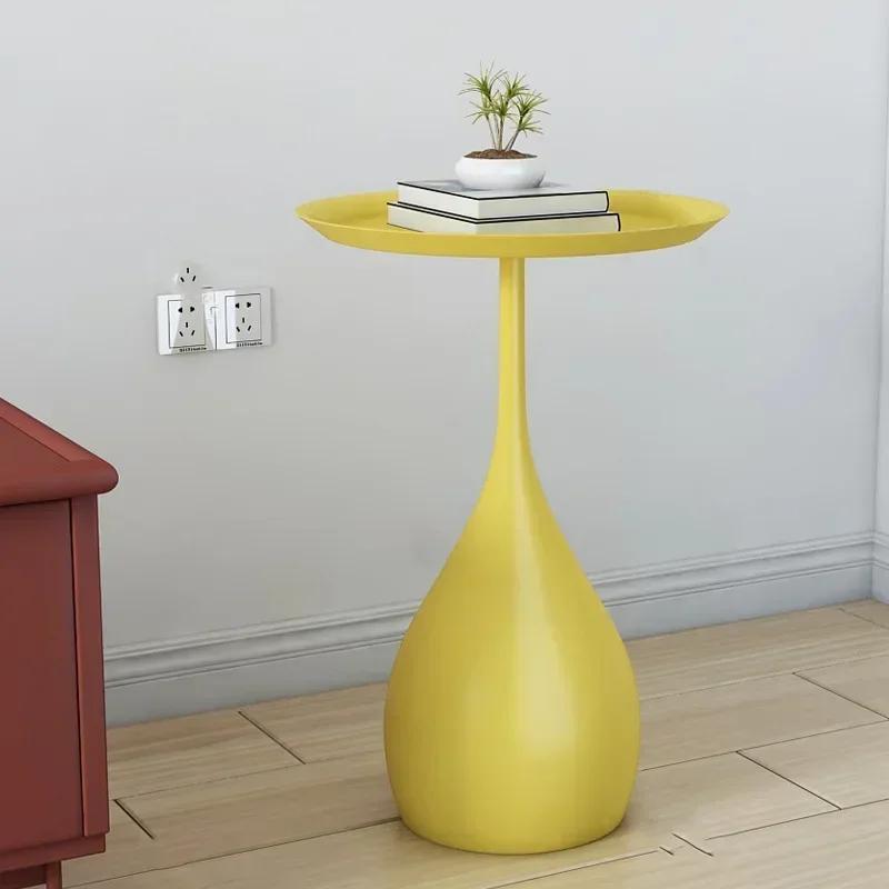 Table d'appoint élégante en métal, design moderne pour salon et chambre à coucher, fonctionnelle com