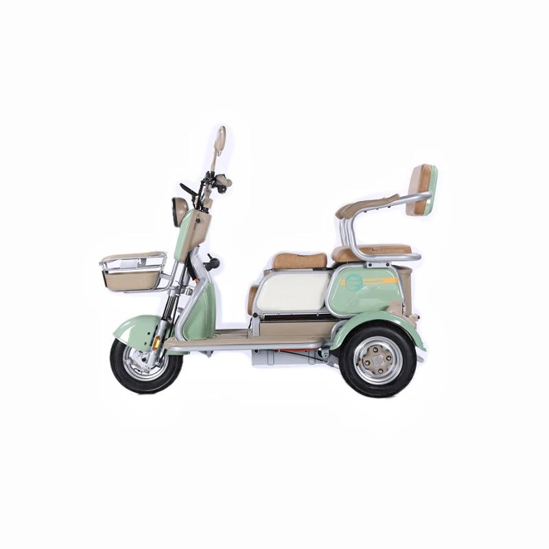 Le tricycle électrique à trois roues est un véhicule polyvalent sans barrière pour les loisirs et les déplacements avec un corps ouvert