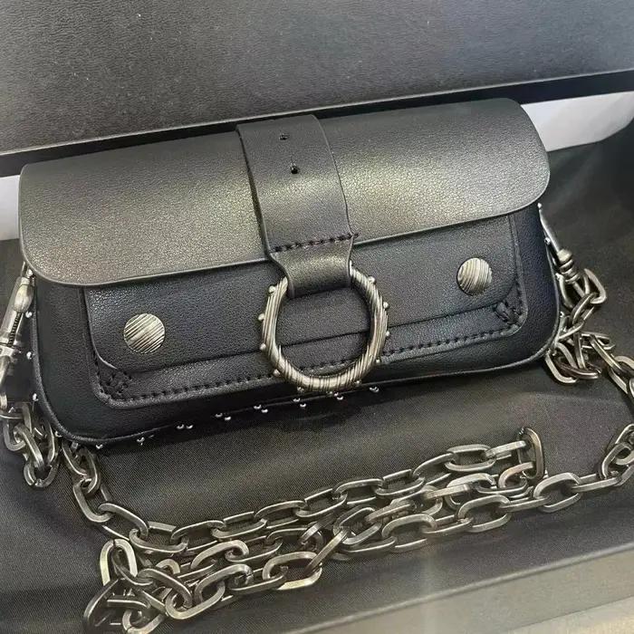 Un design français classique avec des rivets circulaires, un mini sac de poitrine simple et polyvale