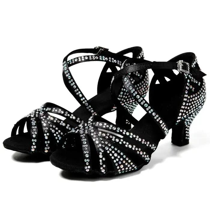 Les nouvelles chaussures de danse latine incrustées de diamants sont juste les semelles souples des