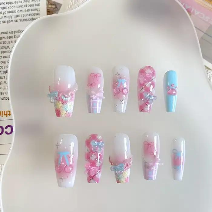 Nail art en forme de cercueil fait à la main, beaux faux ongles, art d'ongle ludique rose blanc bleu