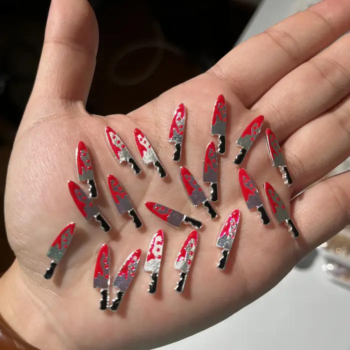 10 Pièces Faux Armes d'Halloween avec Breloques Ongles Effet Sang, Décorations Métalliques pour Ongl