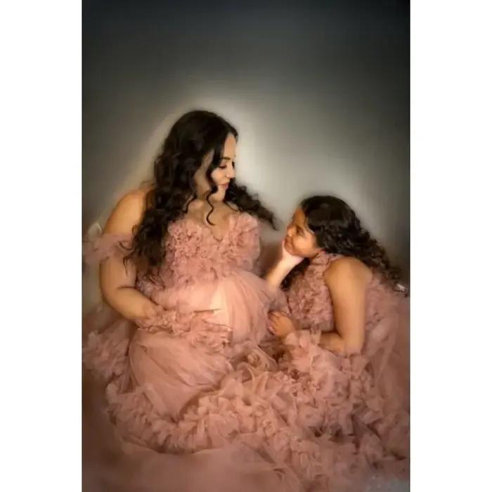 Robe de maternité essentielle pour la photographie de grossesse - Tulle transparent, volants bouffan