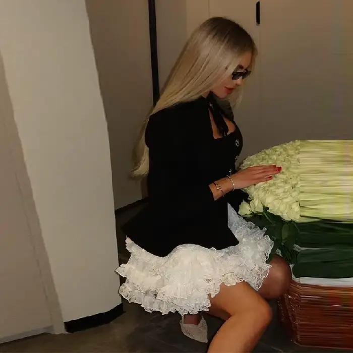 Femmes robes en dentelle à la mode deux couleurs frappées faux deux pièces Mini jupe col carré à man