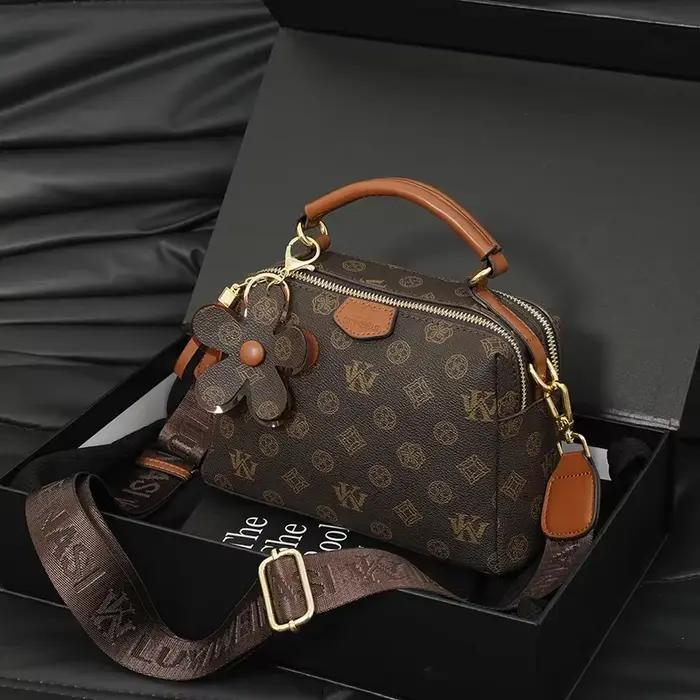 Sac à langer en cuir tendance pour femmes : Sac messager bandoulière unique avec logo de créateur de