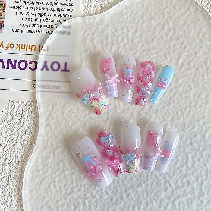 Nail art en forme de cercueil fait à la main, beaux faux ongles, art d'ongle ludique rose blanc bleu
